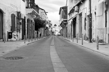 Limasol, Kıbrıs, 11 Kasım 2020: Eski kentte eski geleneksel evleri olan boş cadde, siyah beyaz