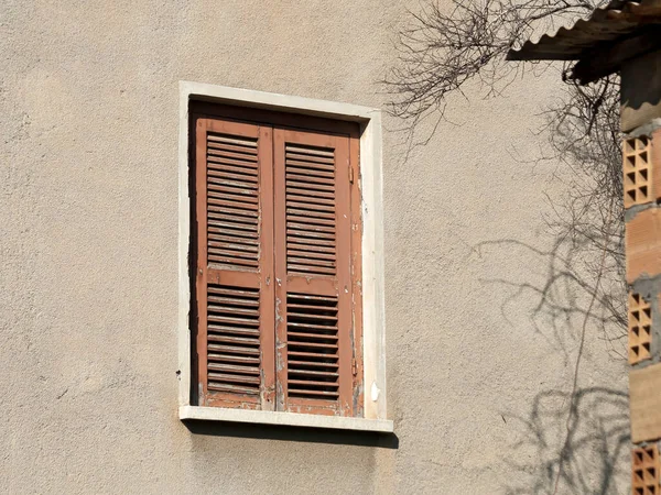 Finestra Chiusa Una Vecchia Parete Casa Pietra Alla Luce Del — Foto Stock