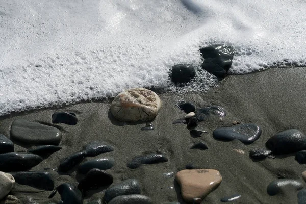 Primer Plano Piedras Playa Húmedas Espuma Mar Blanca Luz Del —  Fotos de Stock