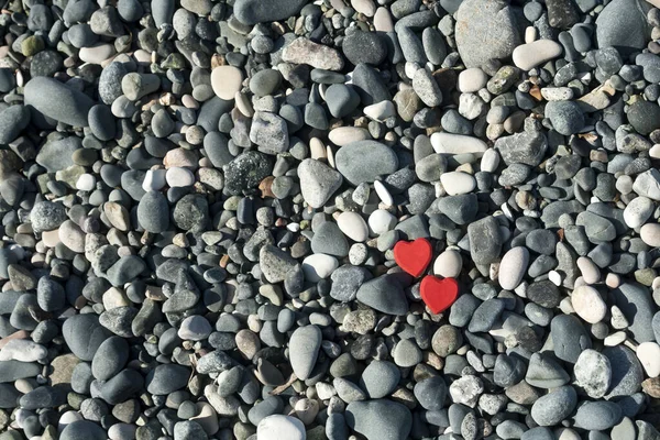 Dos Pequeños Corazones Rojos Entre Piedras Playa Grises Fondo Luz — Foto de Stock