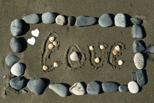 Прямокутна Рамка Каменів Словом Любов Всередині Пляжному Піску Сонячному Світлі — стокове фото