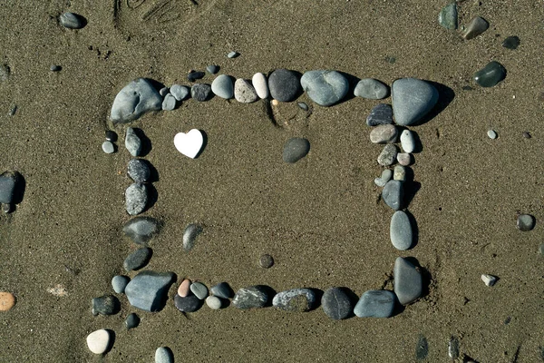 Квадратна Рамка Каменів Запаморочливим Білим Серцем Всередині Пляжному Піску — стокове фото