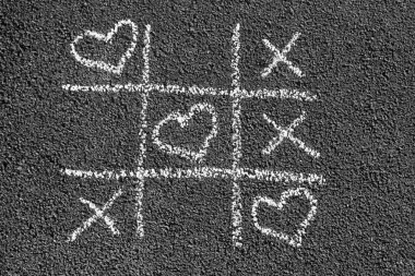 Beyaz kalp çizimleri yerine beyaz kalp çizimleri olan tebeşir tik parmak oyunu, siyah ve beyaz