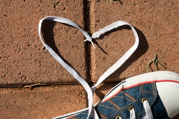 Corazón Calzado Zapato Acera Luz Del Sol — Foto de Stock