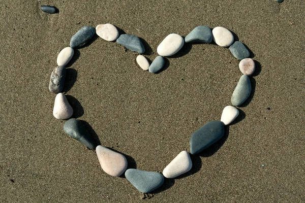 Σχήμα Καρδιάς Από Πέτρες Στην Άμμο Στο Φως Του Ήλιου — Φωτογραφία Αρχείου