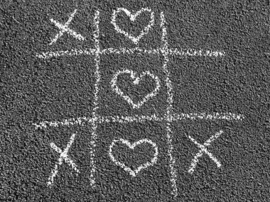 Beyazların yerine kalp çizimleriyle tebeşir-tac-toe oyunu