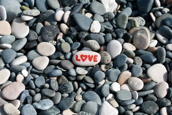 Пляжні Камені Фон Словом Любов Написана Червоними Літерами — стокове фото