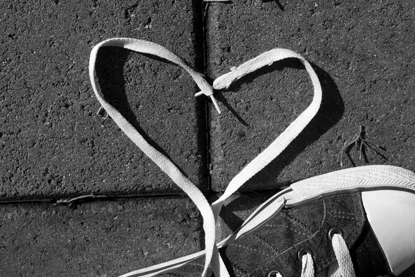 Corazón Cordón Zapato Cerca Zapato Acera Blanco Negro — Foto de Stock