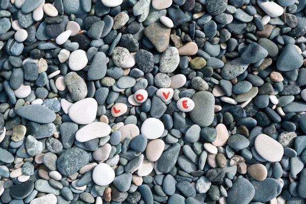 Beach Stenar Bakgrund Med Ord Kärlek Skriven Vita Småsten Med — Stockfoto