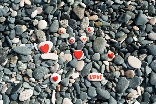Beach Stenar Bakgrund Med Röda Hjärtan Och Ord Kärlek Skriven — Stockfoto