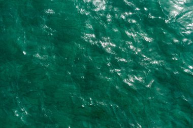 Dalgalanan deniz suyu yüzeyinin arka planı 