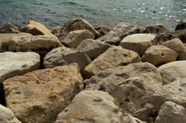 Parlayan denizin önündeki büyük beyaz kayalar