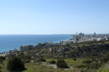 Kıbrıs Rum Kesimi Amathus Hill 'den Akdeniz ve Limasol kentinin panoramik manzarası