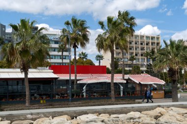 Limasol, Kıbrıs, 25 Mart 2021: Rüzgarlı bir günde Molos gezinti güvertesindeki kafe