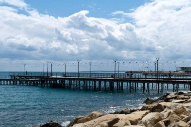 Limasol, Kıbrıs, 25 Mart 2021: Molos 'taki deniz iskelesi, Yunanistan' ın Bağımsızlık Günü 'nü kutlamak için ulusal bayraklarla süslendi