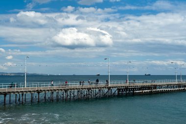 Limasol, Kıbrıs, 25 Mart 2021: Molos 'taki deniz iskelesi manzaralı deniz manzaralı ve bulutlu