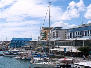 Limasol, Kıbrıs, 25 Mart 2021: Demir atmış tekneleri ve açık kafeleri olan Eski Liman