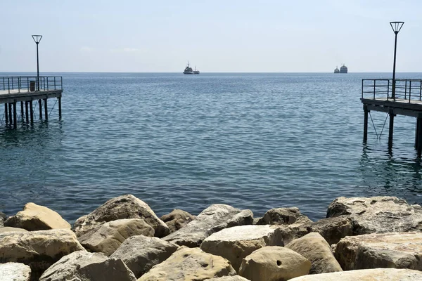 Vista Panorâmica Mar Entre Dois Cais Passeio Molos Limassol Chipre — Fotografia de Stock