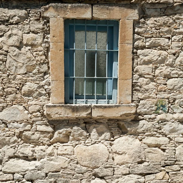 Finestra Sbarrata Blu Muro Pietra Bianca Della Vecchia Casa Villaggio — Foto Stock