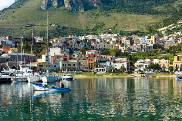 Castellamare del Golfo, Sicilia, Italia bahía marina por la mañana. — Foto de Stock