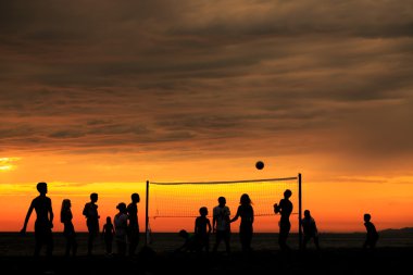 gün batımında plaj voleybolu