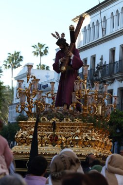 İsa çarmıha gerilmiş omzunun ile .