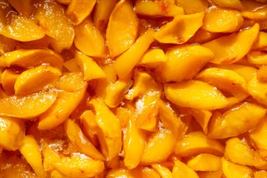 Ayva meyvesinden reçel yapıyorum.