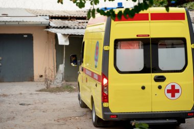 Acil bir ambulans geldi.