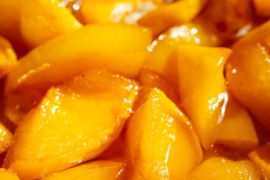 Ayva meyvesinden reçel yapıyorum.