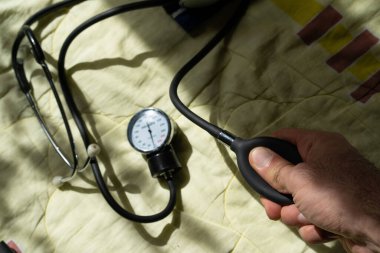 Kan basıncını ölçmek için tonometre kullanılıyor.