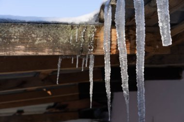 Çatıda buz saçakları asılı.