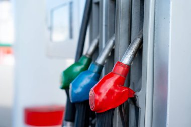 Benzin tabancalı bir benzin istasyonu.