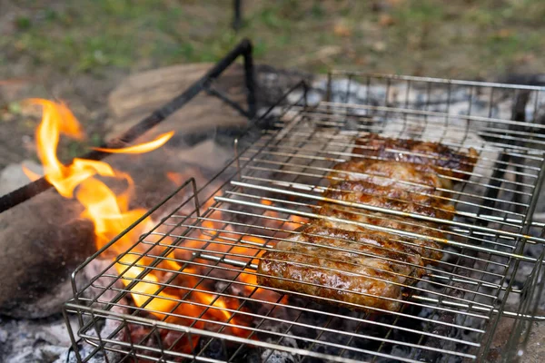 Mięso Jest Grillowane Węglu Drzewnym — Zdjęcie stockowe