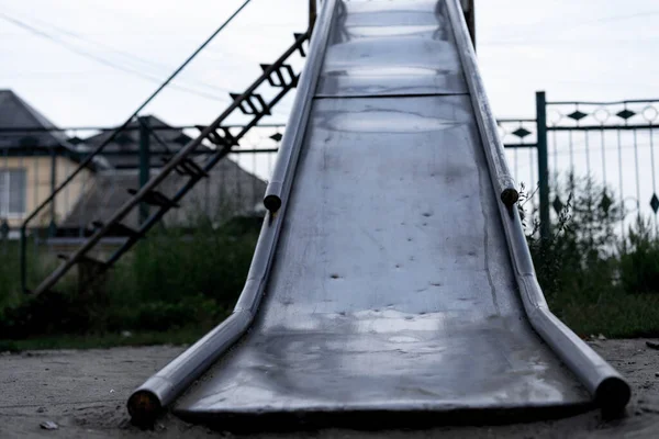 Parque Infantil Velho Com Uma Corrediça Metal — Fotografia de Stock