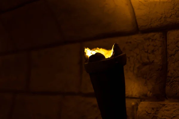 Luz Uma Tocha Uma Caverna — Fotografia de Stock