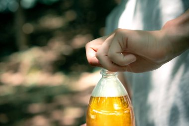 Bir şişe bira açıyorum.