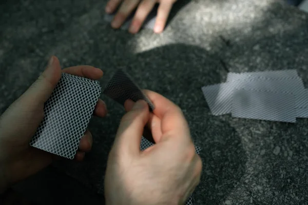 Gente Jugando Las Cartas Naturaleza — Foto de Stock