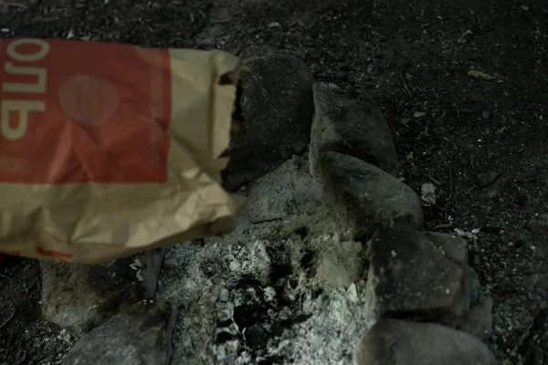火袋の中の石炭と肉を調理する — ストック写真