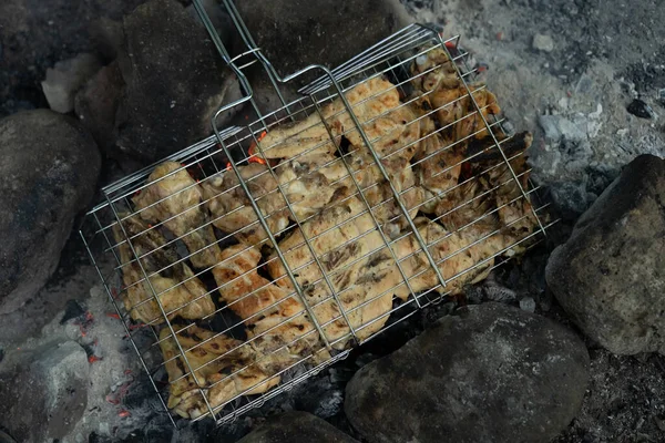 Κρέας Ψήνεται Στο Κάρβουνο — Φωτογραφία Αρχείου