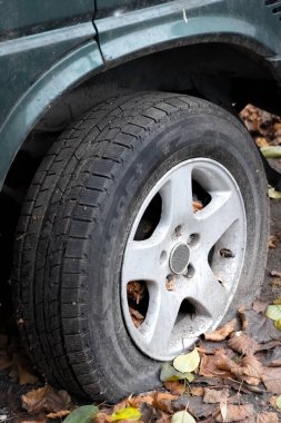 Patlak bir lastik. Araba yere düştü.