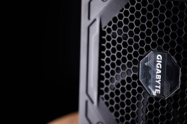 Tahta arka planda bilgisayar güç kaynağı