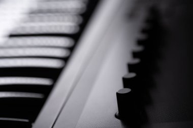 Müzik yapmak için tuşlara sahip sentezleyici