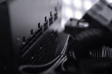 Bilgisayar güç arzı ve bağlantı kabloları