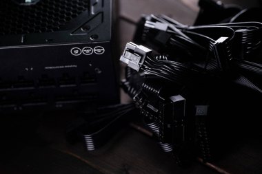 Bilgisayar güç arzı ve bağlantı kabloları