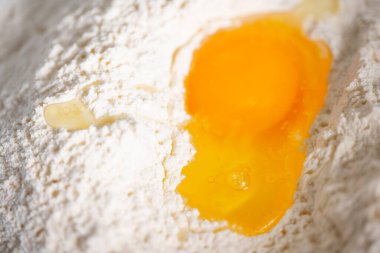 Yumurta sarısı, un ile dövülmüş.