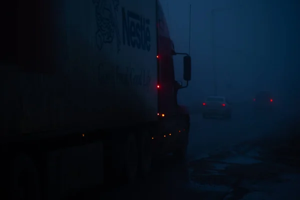 Movimento Auto Sulla Strada Nella Nebbia — Foto Stock