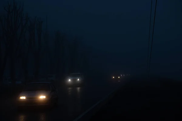 Movimento Auto Sulla Strada Nella Nebbia — Foto Stock