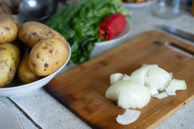 Sebzeler masada. Soğan, patates.