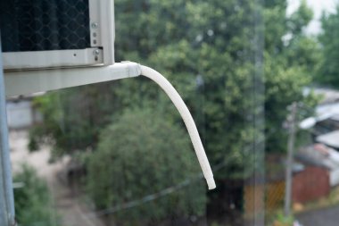 Eve boru bağlanmış bir klima.