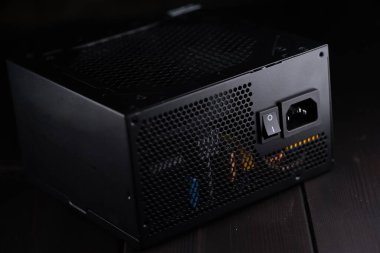 Tahta arka plandaki bir bilgisayardan güç kaynağı